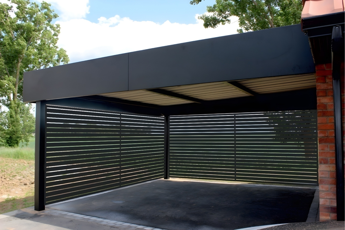 Односкатный навес-пристрой к дому из монолитного поликарбоната