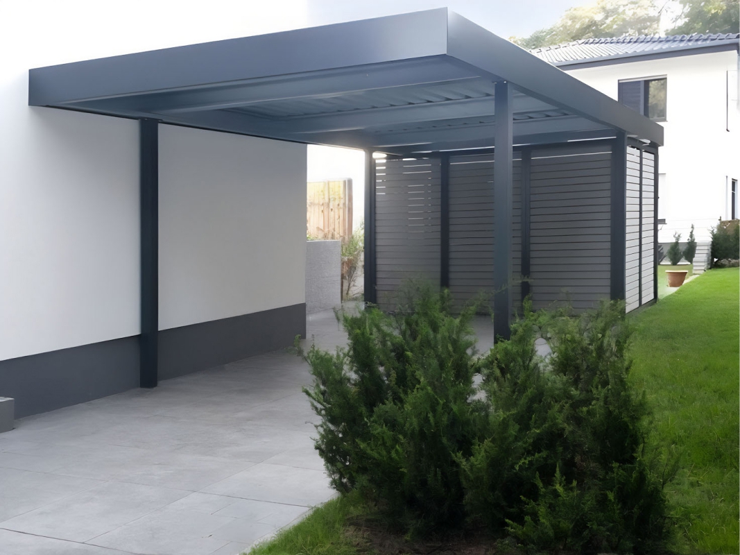 Односкатный навес-пристрой к дому из монолитного поликарбоната