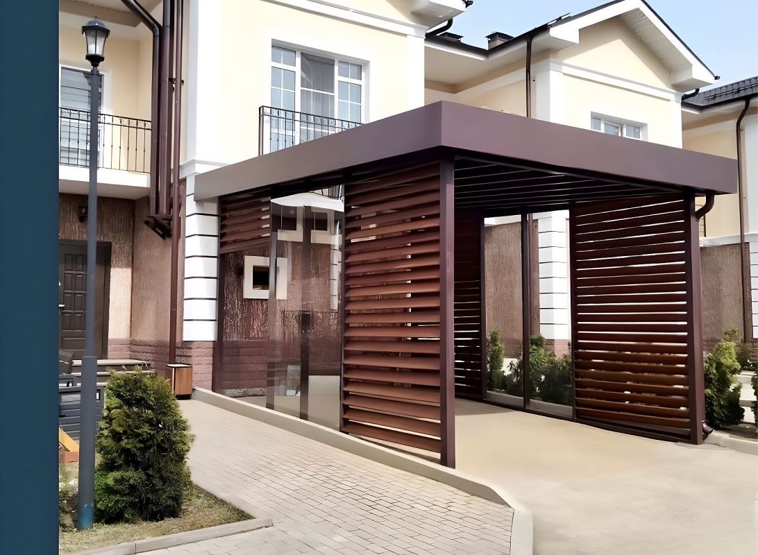 Односкатный навес-пристрой к дому из монолитного поликарбоната